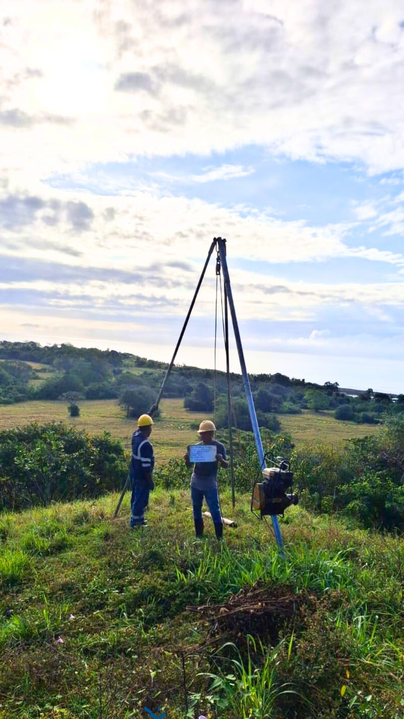 Equipo de Ingenieros Geotécnicos S.A. realizando sondeo en campo