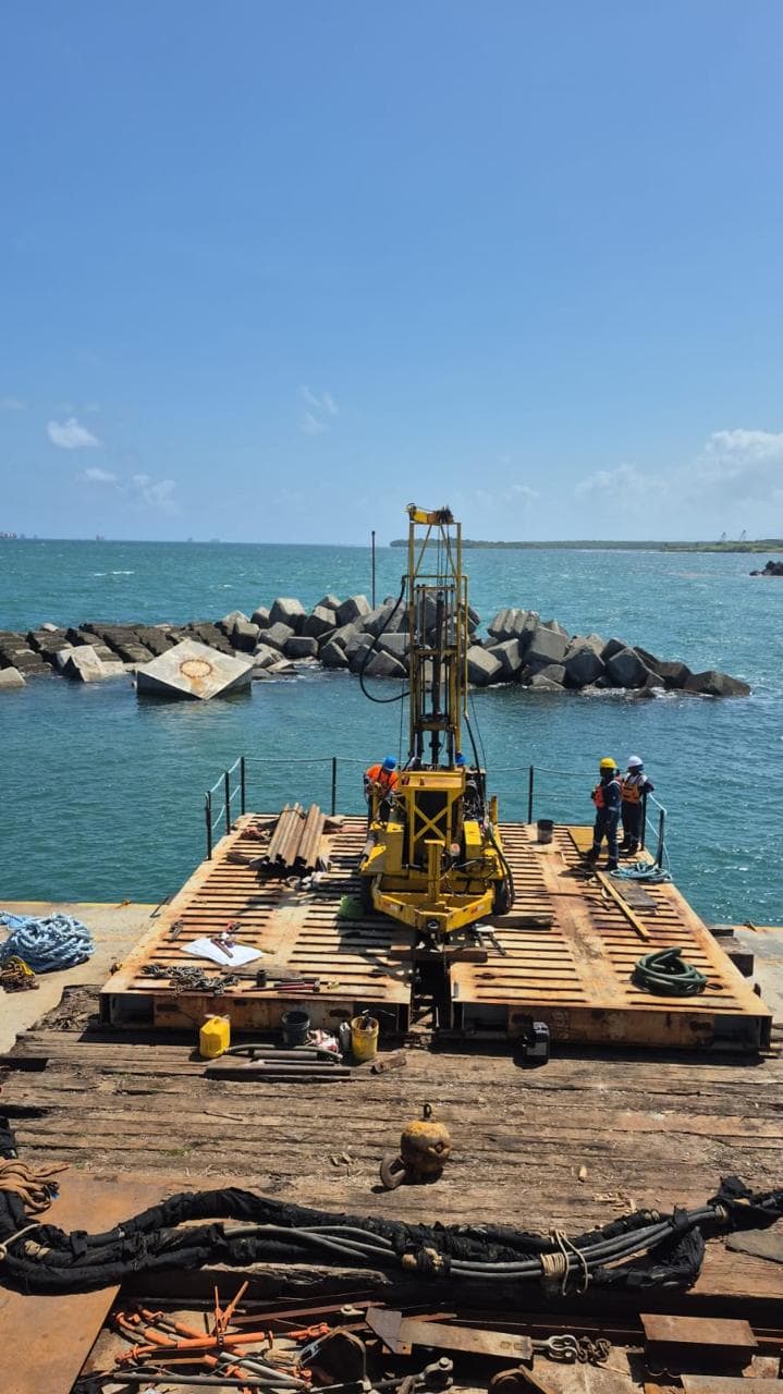Perforación geotécnica sobre plataforma marina — Ingenieros Geotécnicos S.A. realizando sondeo en muelle, Panamá